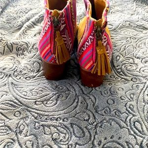 Short suede boots by Tom.